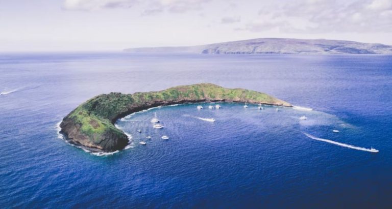 Visitor guide on Molokini Crater, tickets & contact