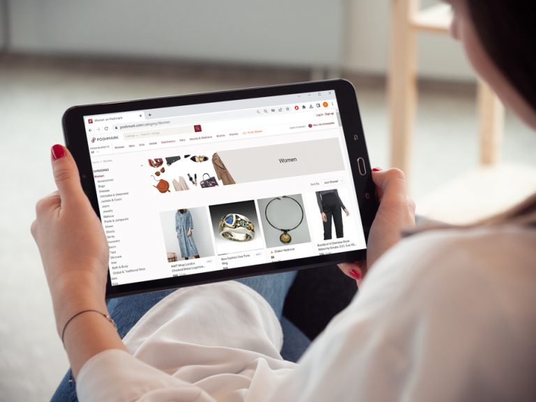 What should Poshmark buyers do on delivery delay